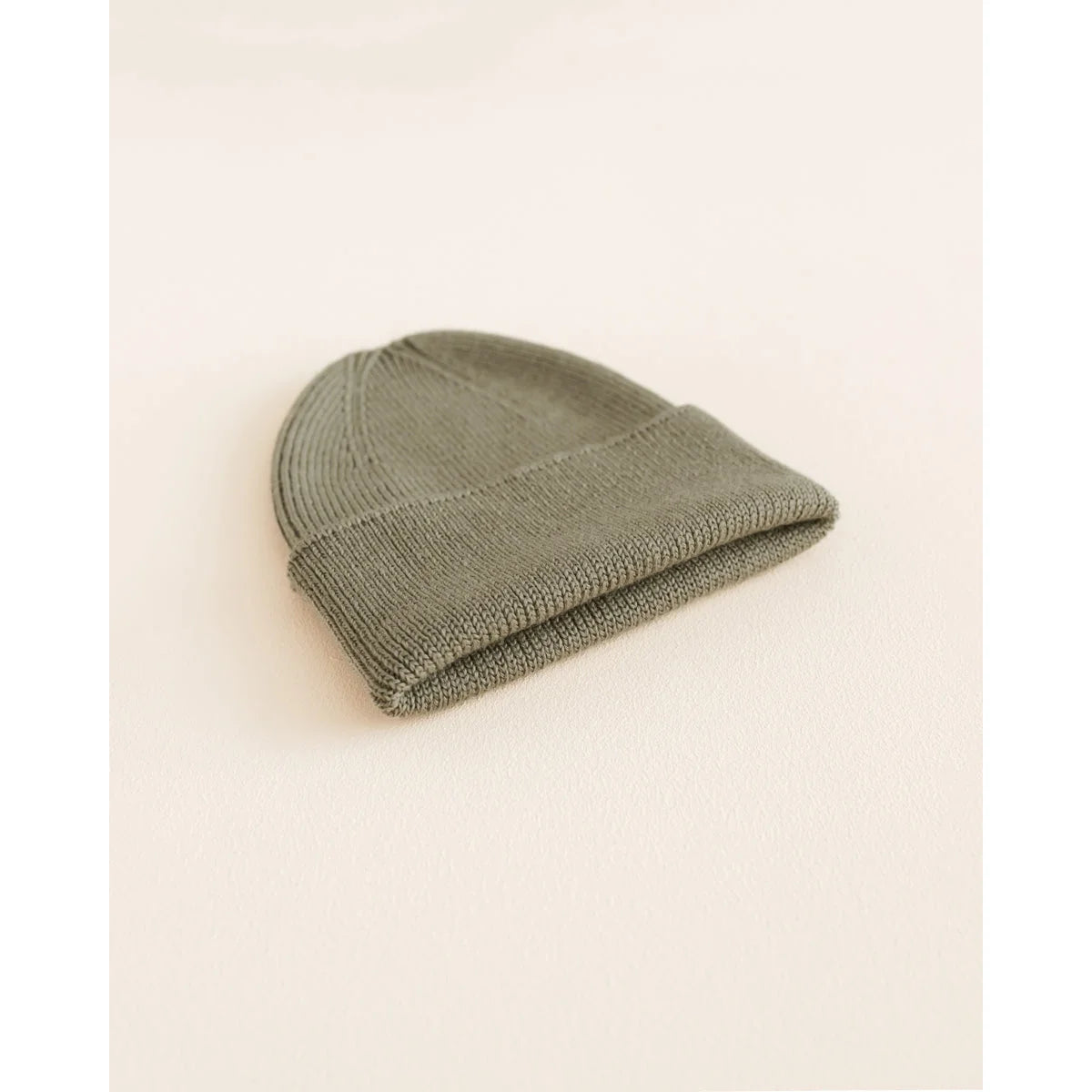 Olivegrüner Beanie Fonzie mit umgeschlagenem Rand, nachhaltig für ökologische Kinderbekleidung