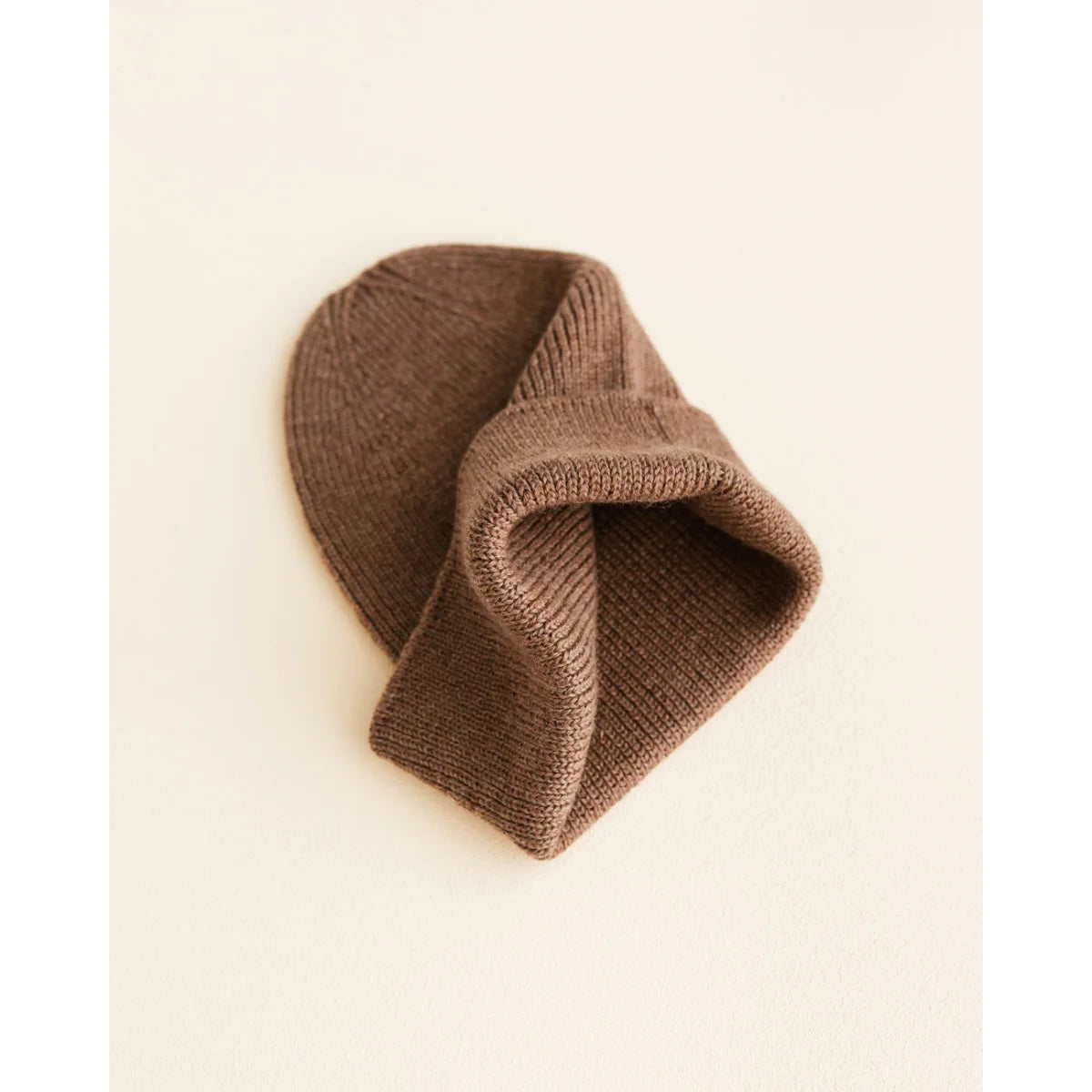 Braunes gefaltetes Strickmütze für Neugeborene in der Farbe Mocha