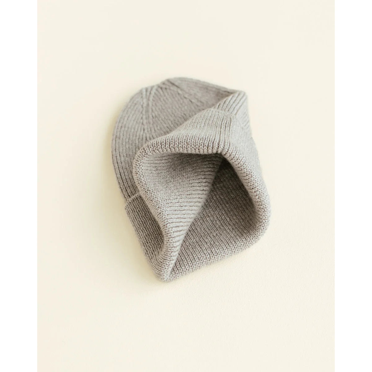 Helles graues gestricktes Beanie mit Rippenstruktur für Neugeborene von Pebble