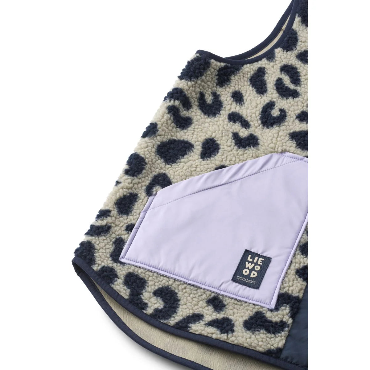 Creamfarbene fleeceweste mit schwarzem leopardmuster und lavendelfarbener tasche von liewood modell nilu adult pile vest