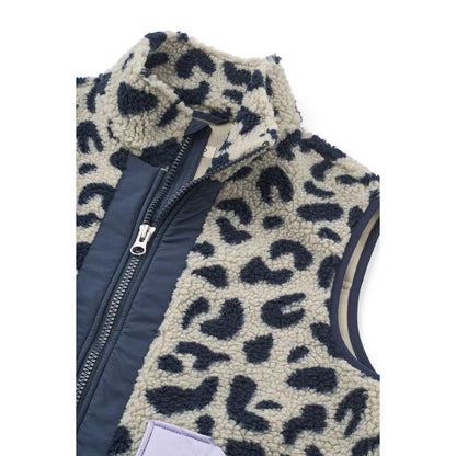 Cremefarbene fleeceweste mit marineblauem leopardmuster hoher kragen und dunkelblauem reißverschluss am nilu adult pile vest