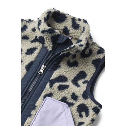 A gemütliche creme-navy leopard gefleckte fleeceweste mit kontrastreichem dunkelblauem reißverschluss und rand