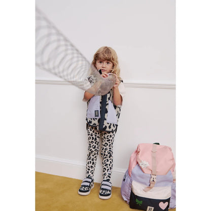 Pastellfarbener noam pile vest mega leo mist mix mit spielerischem patchwork in rosa lavendel und weißen abschnitten