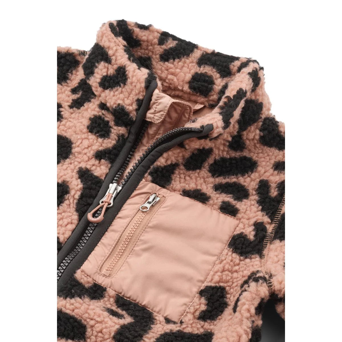 Eine gemütliche nolan fleecejacke in pink schwarz leo muster mit kontrastierender beiger tasche aus fleece