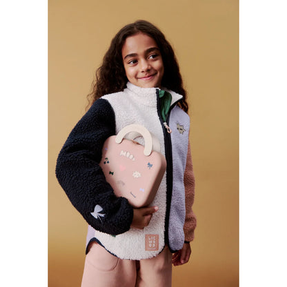 Rosa kindershoppingtasche aus fleece mit weißem griff und bunten stickeraufklebern zur mood multi mix jacke