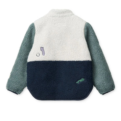 Nolan fleecejacke in drei farben aus cozy sherpa mit creme oben, teal ärmeln und verspielten stickereien