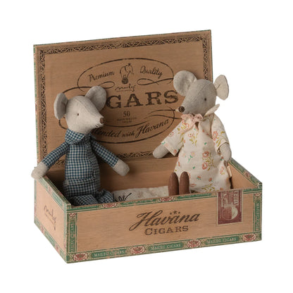 Vintage-Zigarrenkiste mit zwei kleinen gestopften Mauskissen für Oma und Opa