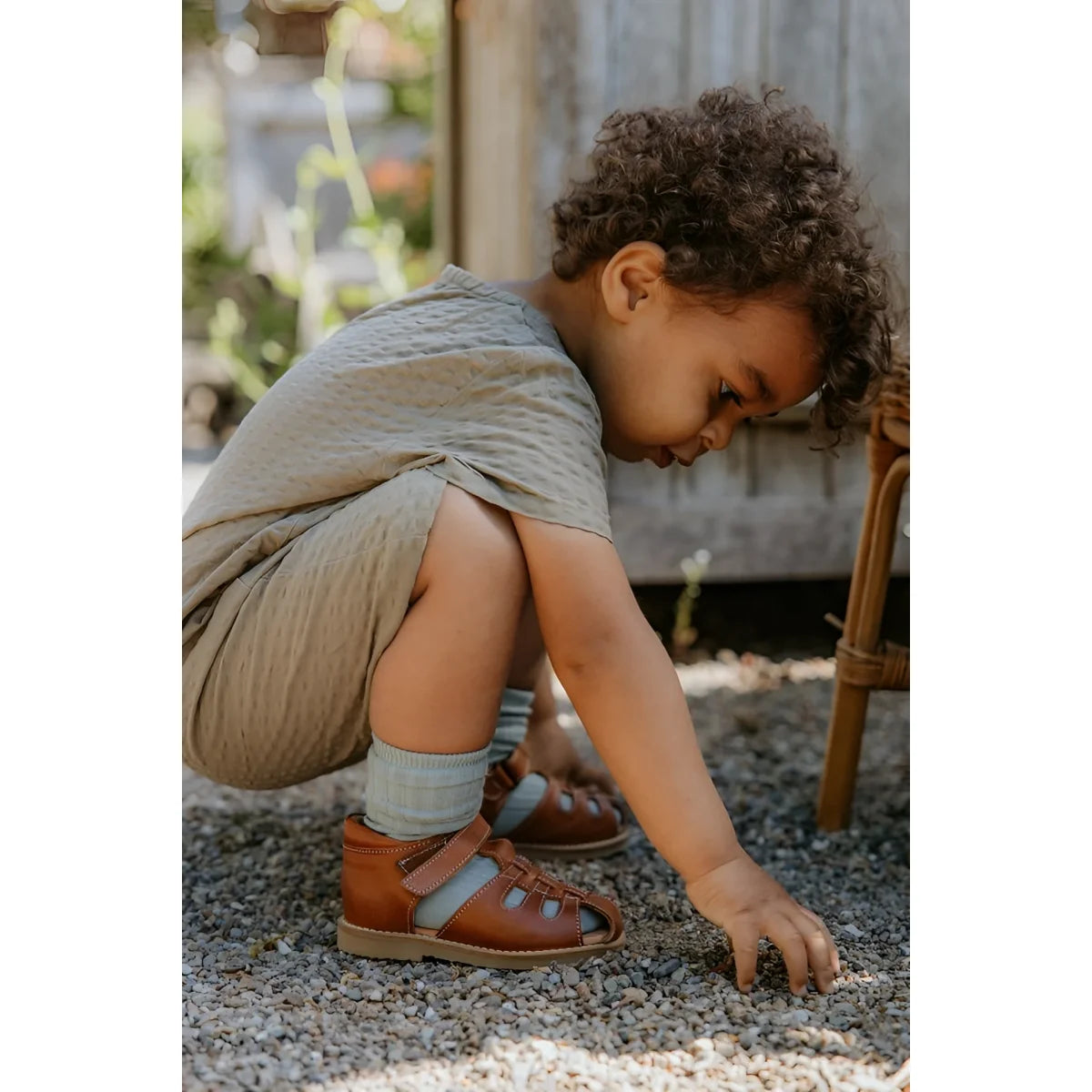 Braune leder-sandalen oscar sandal cognac mit riemen über dem fuß und verstellbarem klettverschluss