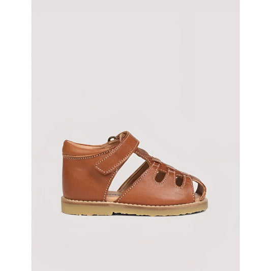 Cognacfarbene Leder-Kleinkindersandale mit Klettverschluss und ausgeschnittenen Details: Oscar Sandal Cognac