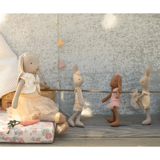 Weiches beige Stoffkaninchen in cremefarbenem Spitzen-Ballettanzug und pfirsichfarbener Tüllrock, Outfit Grösse 1