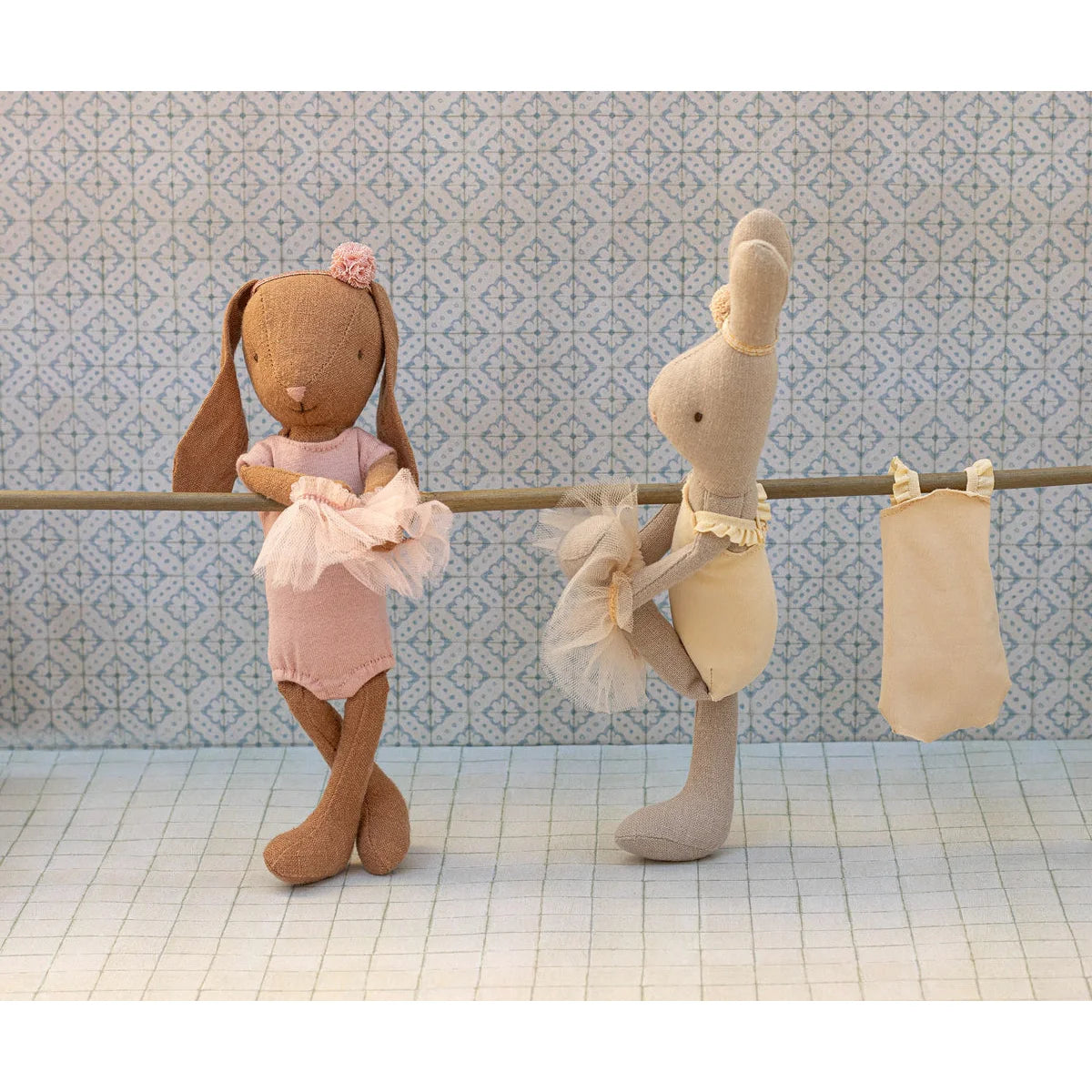 Zwei weiche Stoff-Ballett-Hasenpuppen in Pastellrosa und Creme mit Spitzen-Tutus, Outfit Grösse 1