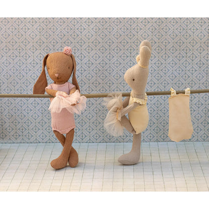 Zwei weiche Stoff-Ballett-Hasenpuppen in Pastellrosa und Creme mit Spitzen-Tutus, Outfit Grösse 1