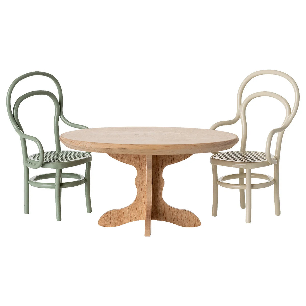 Heller runder Holztisch mit zwei Stühlen in Sage Grün und Creme mit geflochtenen Sitzen