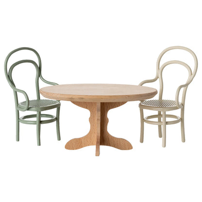 Heller runder Holztisch mit zwei Stühlen in Sage Grün und Creme mit geflochtenen Sitzen