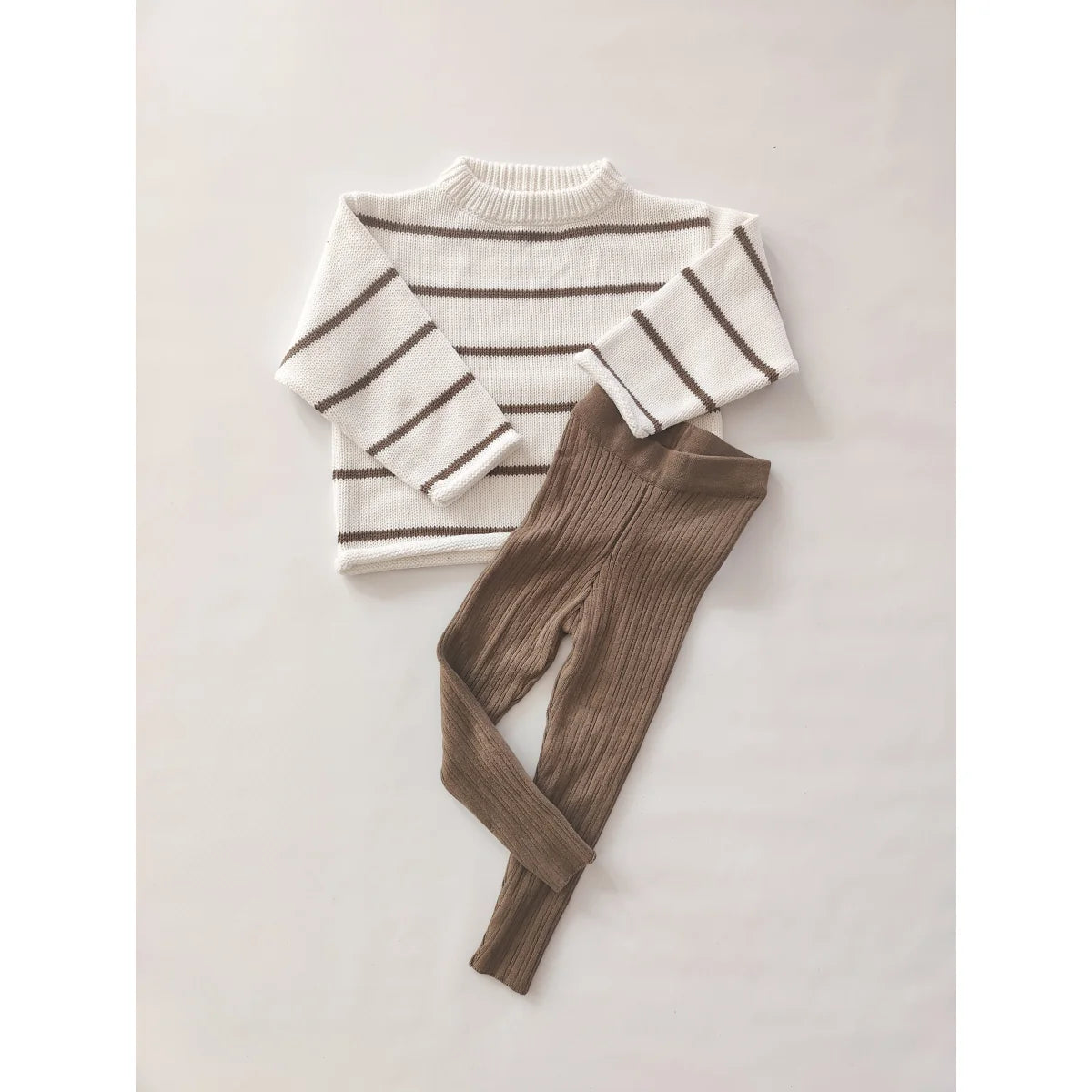 Gestreifter weißer Pullover mit braunen Hosen oder Leggings im Produkt Oversize Knit Pullover Stripe
