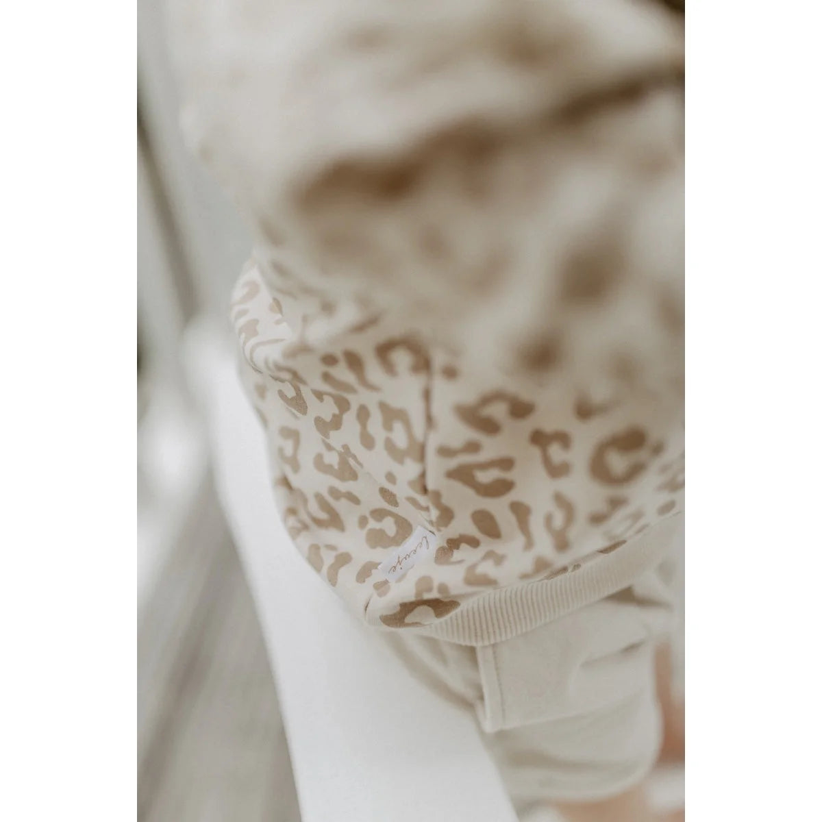 Oversize sweater leo in beige und braun mit leopardmuster und geripptem rand ideal für ökologische baby- & kinderprodukte