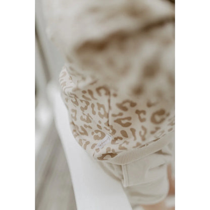 Oversize sweater leo in beige und braun mit leopardmuster und geripptem rand ideal für ökologische baby- & kinderprodukte