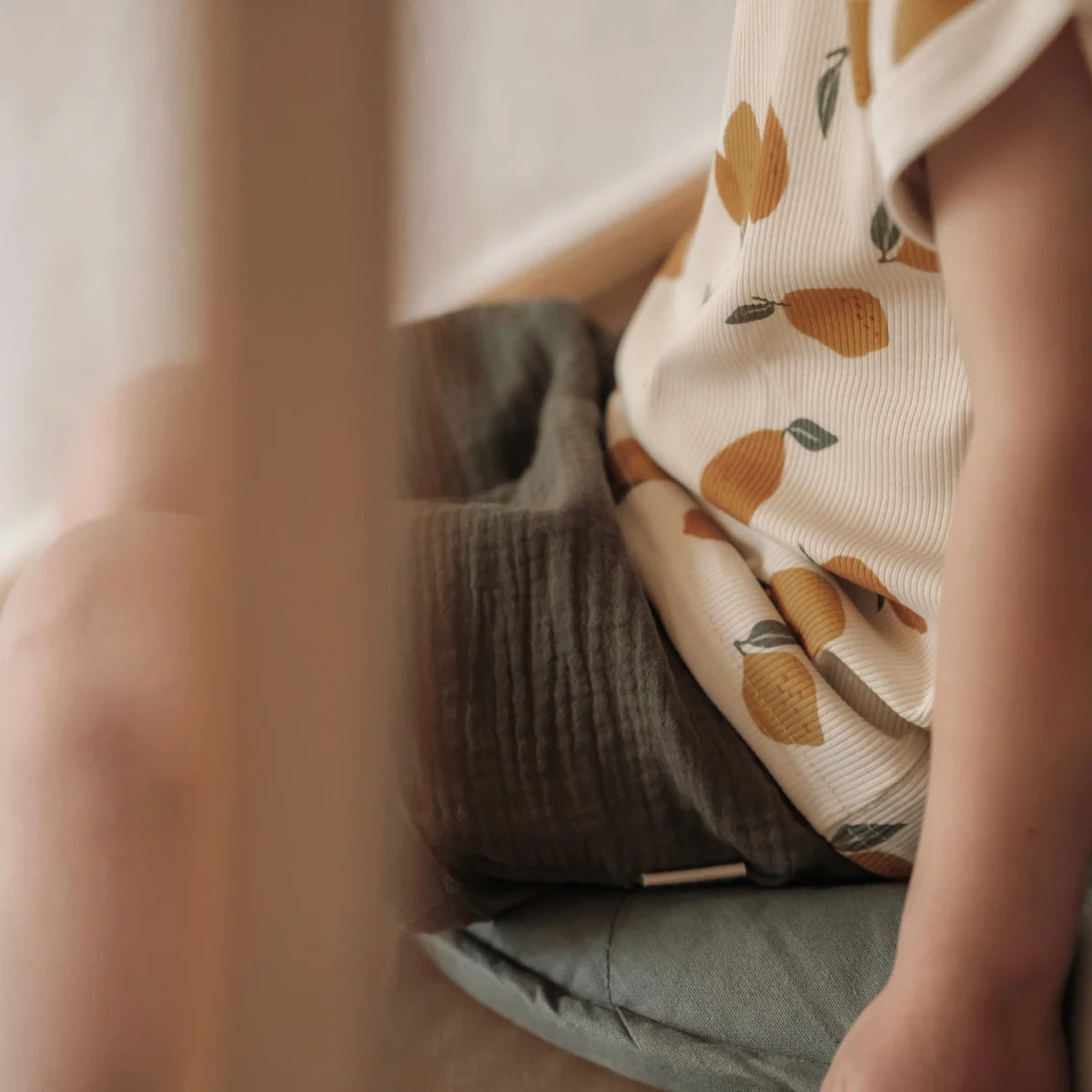Oversized shirt mit rippenstruktur in cremefarben mit orangem zitronenmuster und grünen blättern