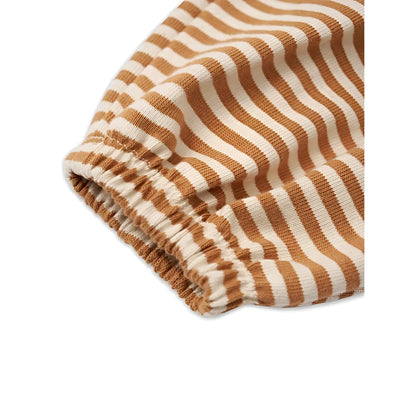 Cropped weiche strickhose mit gemütlichem ocker und creme gestreiftem muster aus copper stripes kollektion