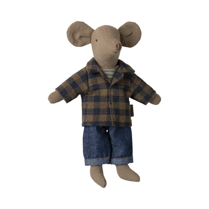Papa Maus Light Brown: beige Stoffmaus trägt braun-marineblau karierte Jacke und blaue Jeansshorts