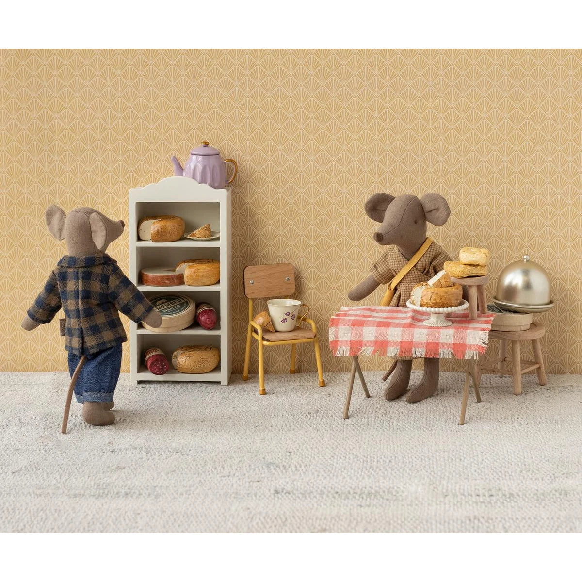 Papa maus light brown figurine mit kariertem hemd und jeans zeigt die rückseite vor weißem regal mit mini brot geschenke