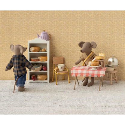 Papa maus light brown figurine mit kariertem hemd und jeans zeigt die rückseite vor weißem regal mit mini brot geschenke