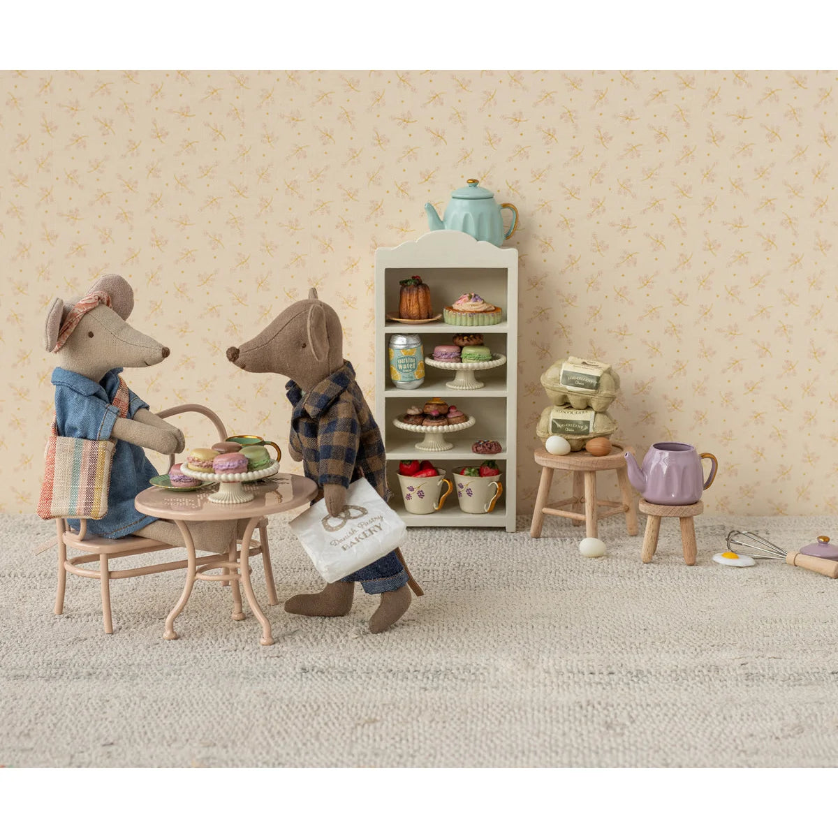 Ein charmantes mini tee set papa maus in hellbraun mit hellblauem keramik teekanne und tasse mit goldakzenten ideal als