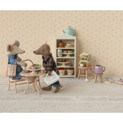Ein charmantes mini tee set papa maus in hellbraun mit hellblauem keramik teekanne und tasse mit goldakzenten ideal als