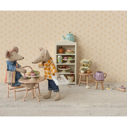 Miniaturhafte Mäusebäckereiszene für das Produkt Papa Maus