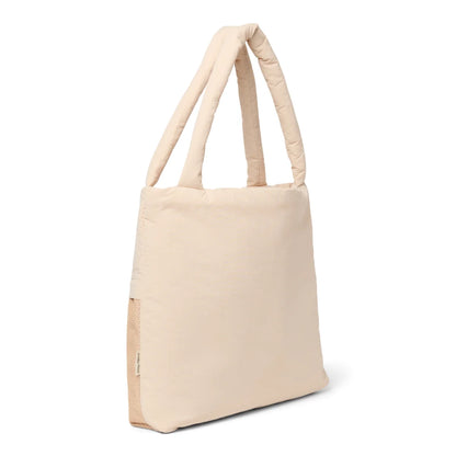 Creamfarbener gesteppter patchwork puffy mom tote bag mit gepolsterten griffen und minimalistischem design in haferfarbe