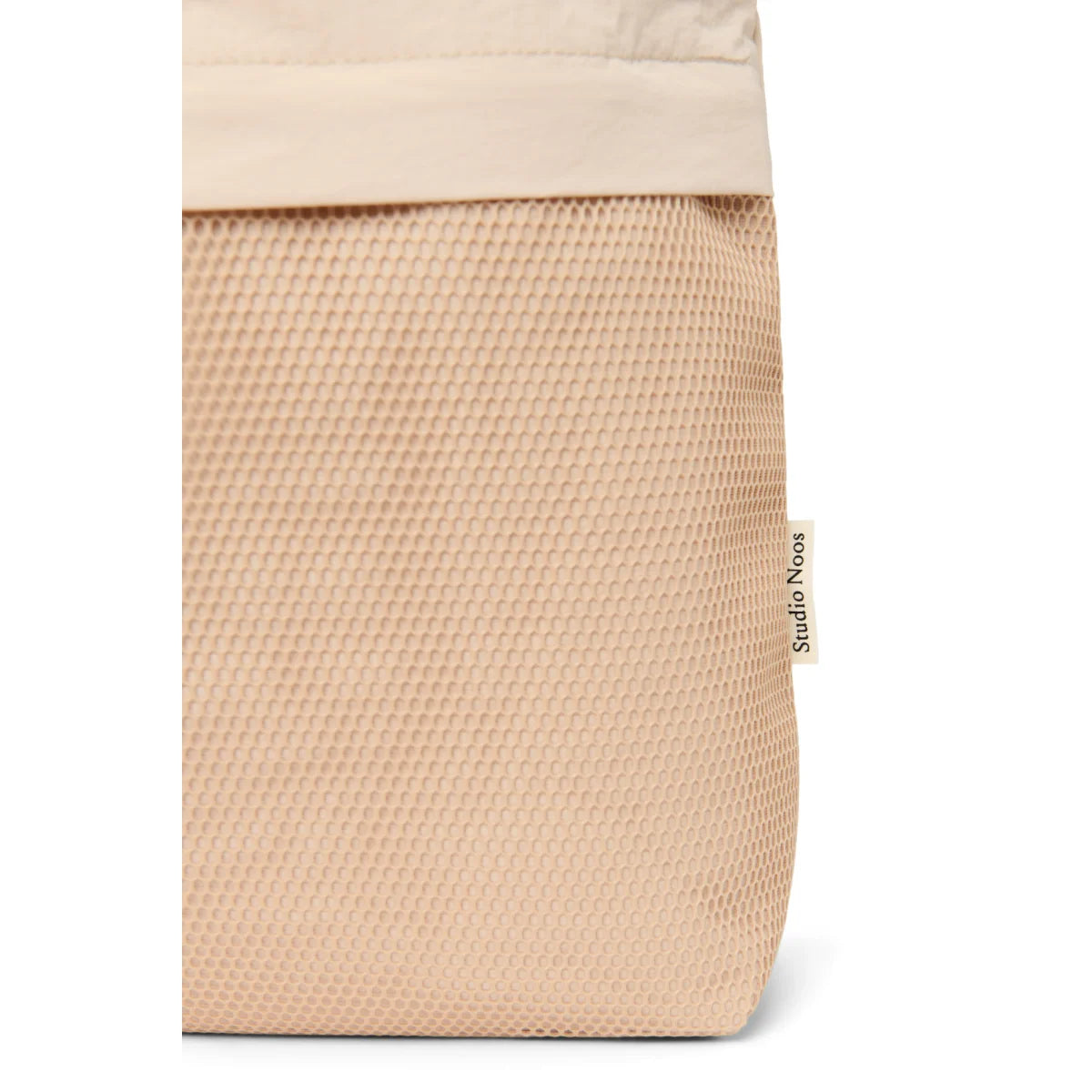 Beige patchwork texturierte gesteppte mom bag aus mesh stoff mit glattem, gestepptem saum in haferfarbe