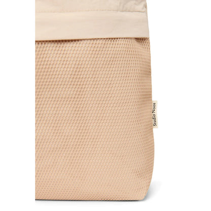 Beige patchwork texturierte gesteppte mom bag aus mesh stoff mit glattem, gestepptem saum in haferfarbe