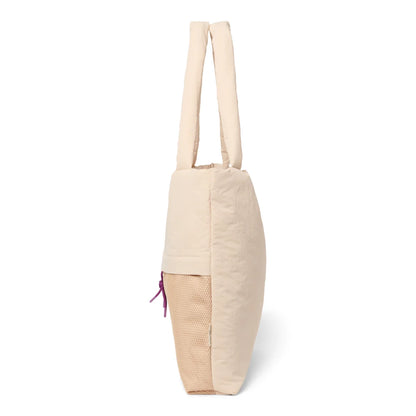 Creamfarbene canvas tote bag mit mesh-panel und lila quasten detail patchwork strukturierter puffy mom bag oatmeal