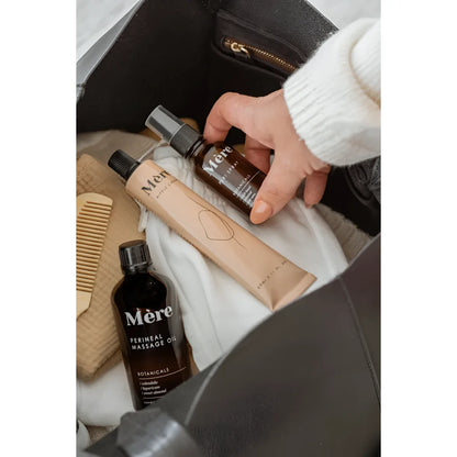 Mère Hautpflegeprodukte, einschließlich Peri Spray, auf einem eleganten Display