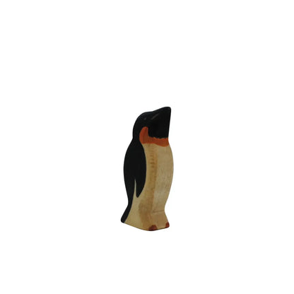 Handgeschnitzte Holzfigur eines Kaiserpinguins mit schwarzen, weißen und orangefarbenen Markierungen