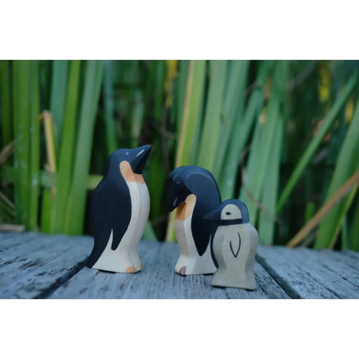 Drei kleine Holz-Pinguin-Figuren im Produkt Pinguin klein