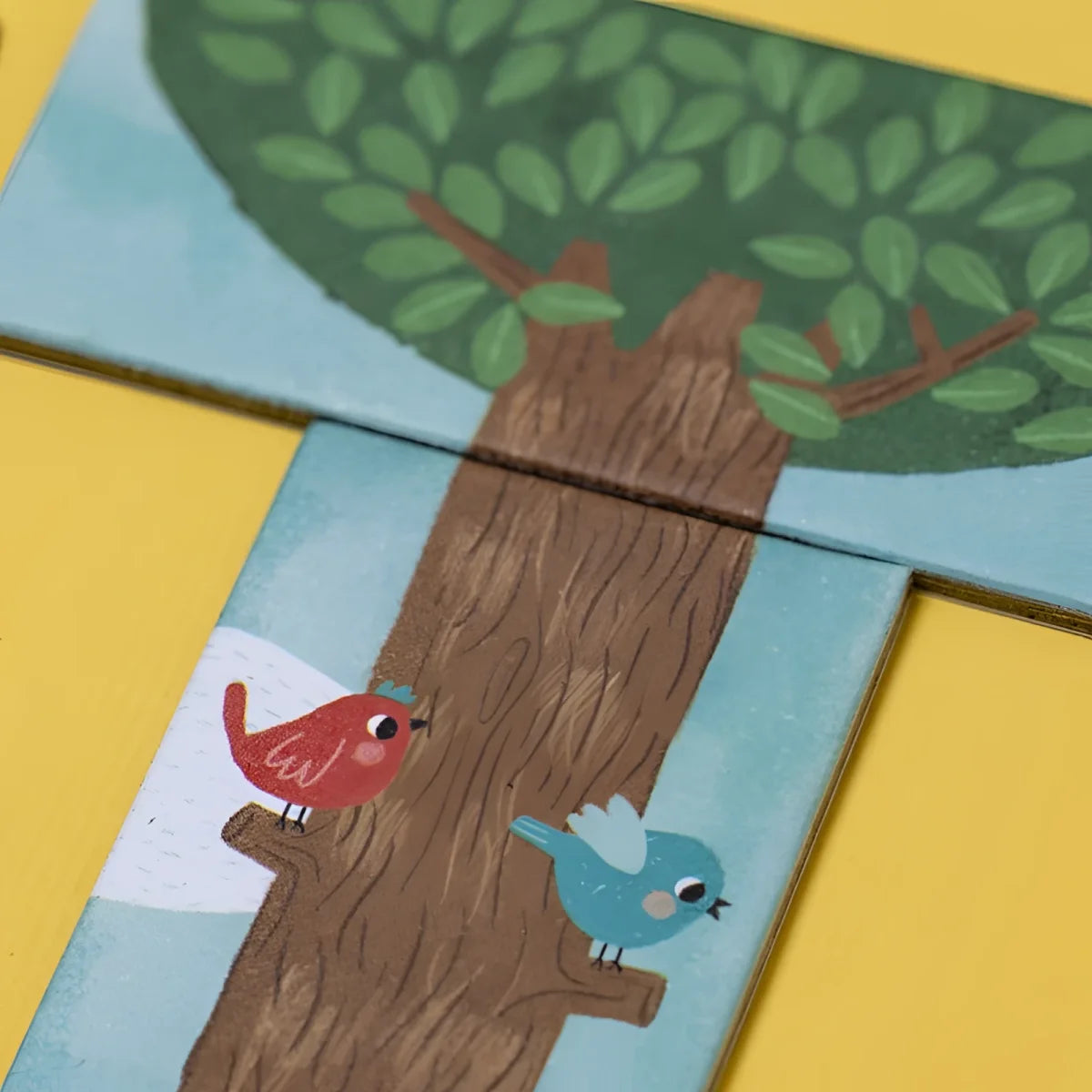 Holz-Puzzleteil PIU PIU Tiny Game mit Baumstamm und bunten Vögeln