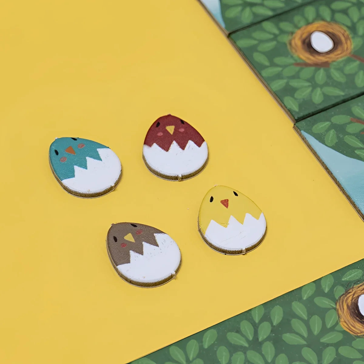 Piu Piu Tiny Game: Holzhölzerne Ostereier mit Kükenmotiven in Teal, Rot, Braun, Gelb