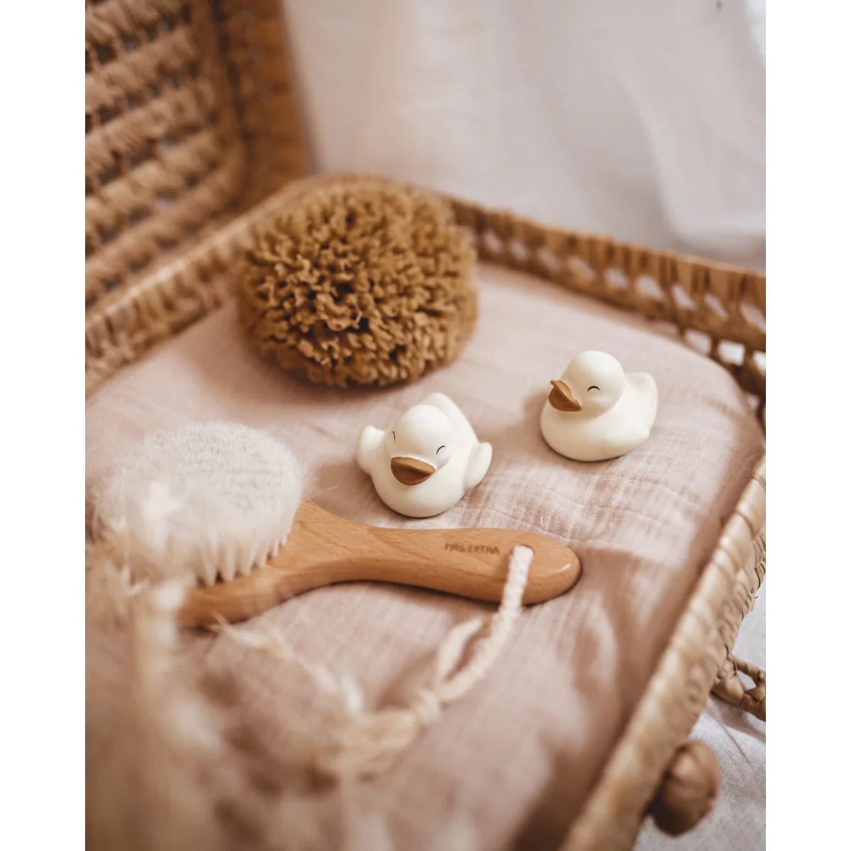 Holz-Haarbürste für Babys mit weichen Borsten, Badspielzeug und Schwämmen im Badeset