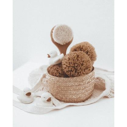 Wickelkorb mit flauschigen braunen Pompons im Badeset Polly & Olly