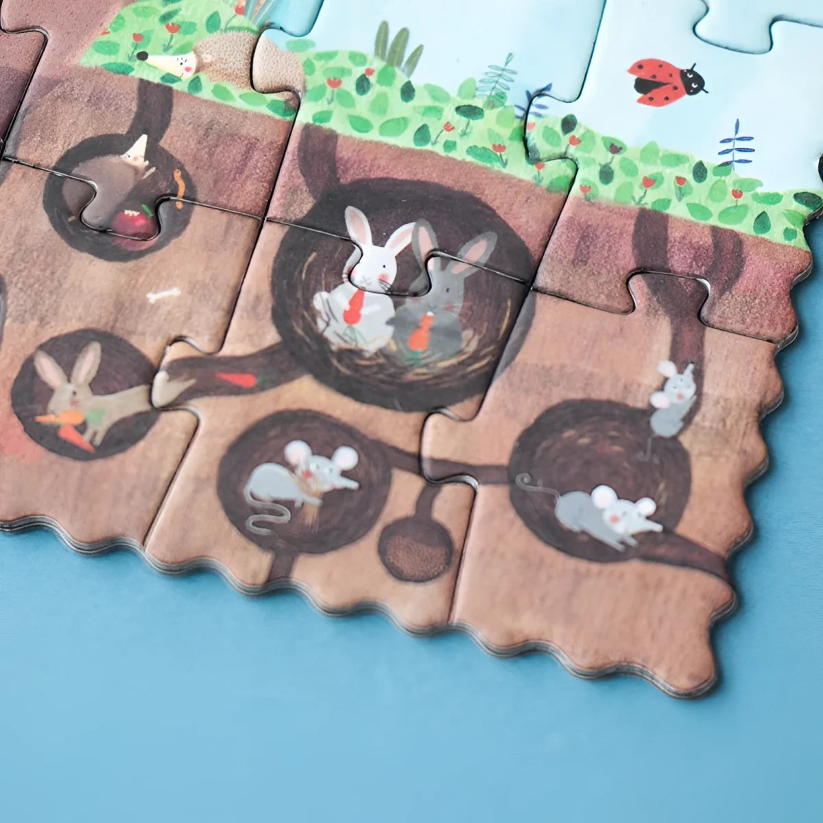 Pommier Tiny Puzzle: Holz-Rätsel mit Kaninchen, Mäusen im Bau, Gras, Blumen und Marienkäfer