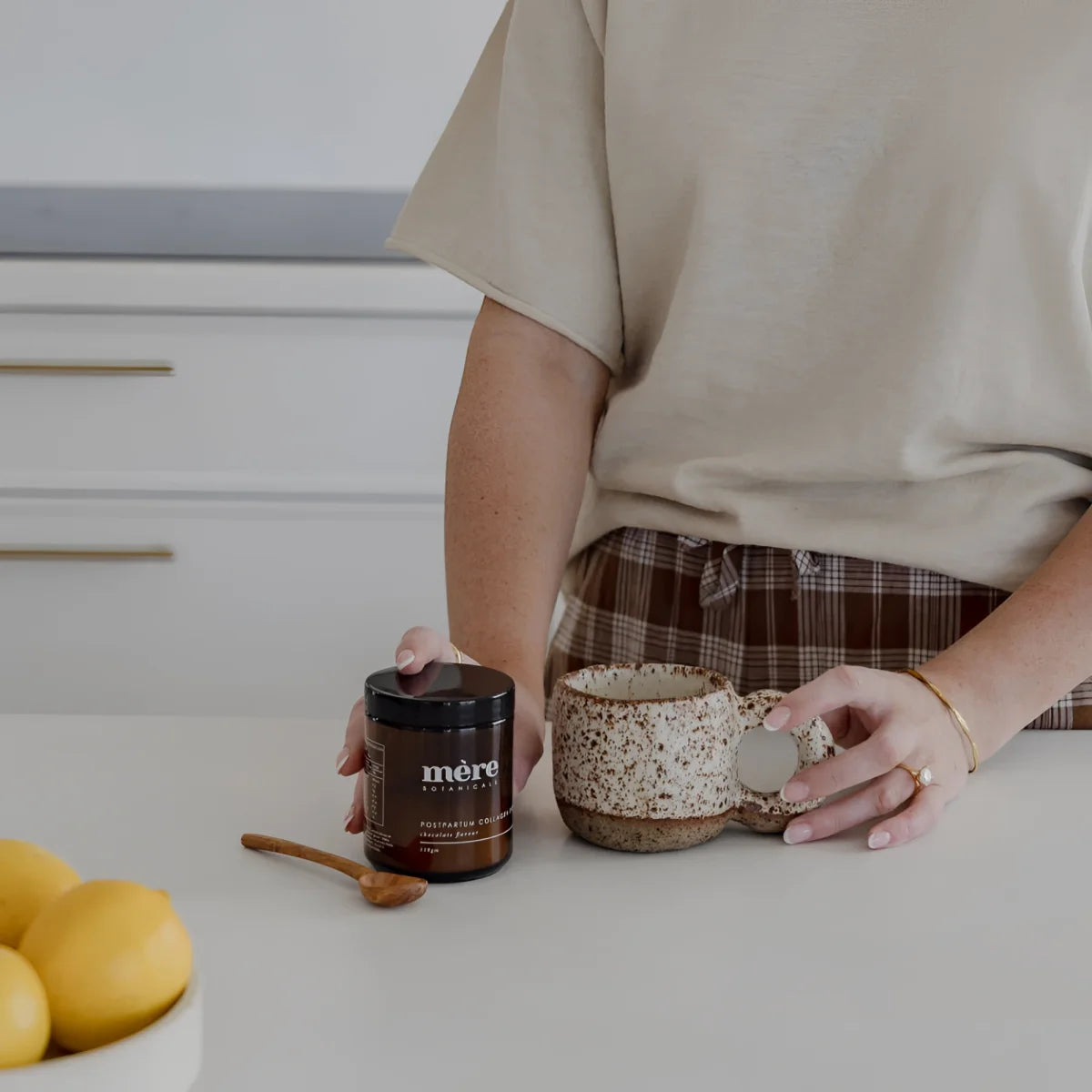 Speckled keramischer Becher für Postpartum Collagen Schokoladengetränk im Glas 110g