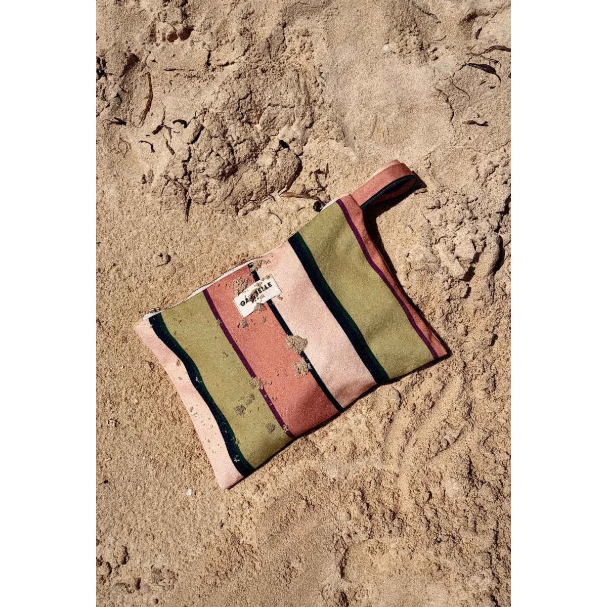 Pouch with handle in sand mit buntem, gestreiftem gewebtem stoff in olivgrün, koralle, creme und marineblau für ökologische