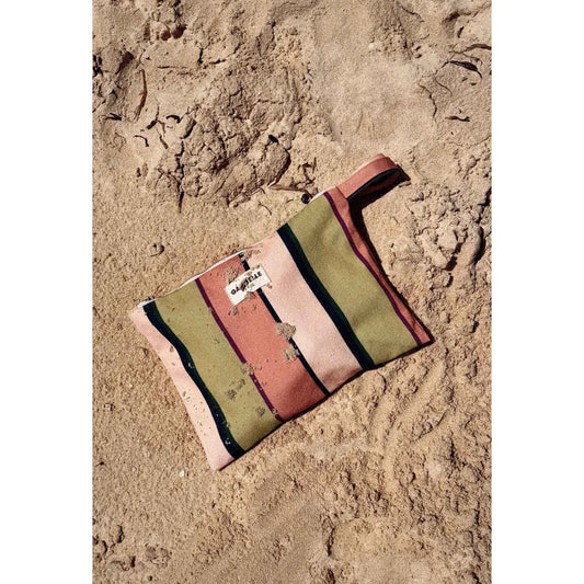 Pouch with handle in sand mit buntem, gestreiftem gewebtem stoff in olivgrün, koralle, creme und marineblau für ökologische
