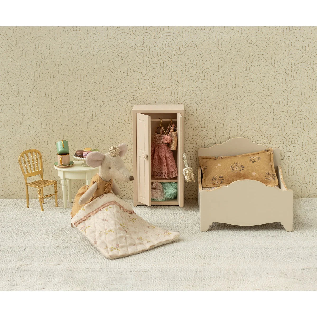 Prinzessin Maus, Grosse Schwester: Delikate Mausfigurine in Creme mit goldbraunem Kleid und Spitze neben geöffneter