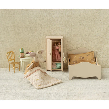 Prinzessin Maus, Grosse Schwester: Delikate Mausfigurine in Creme mit goldbraunem Kleid und Spitze neben geöffneter