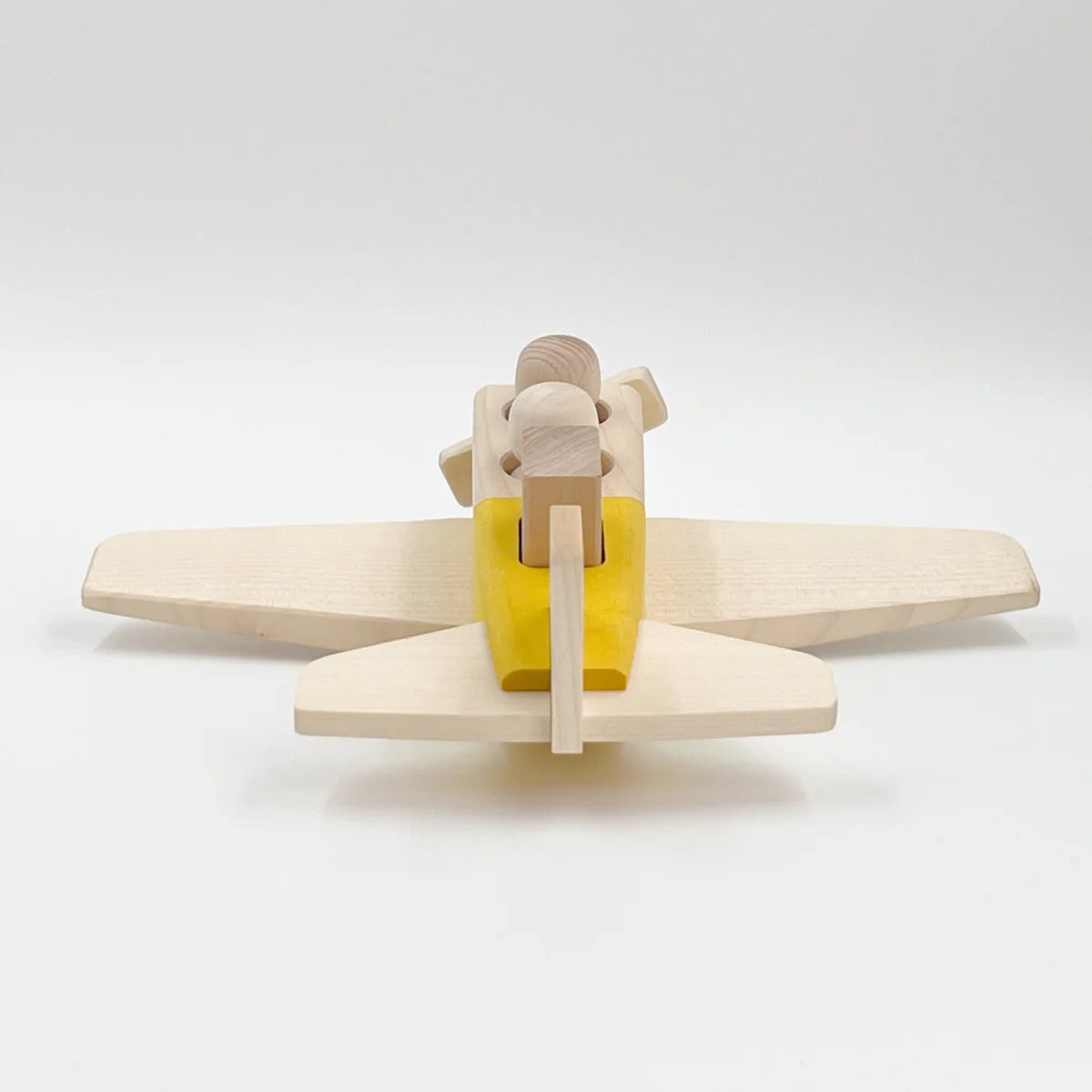 Holzspielzeugflugzeug Propellerflugzeug BONNIE auf weißem Hintergrund