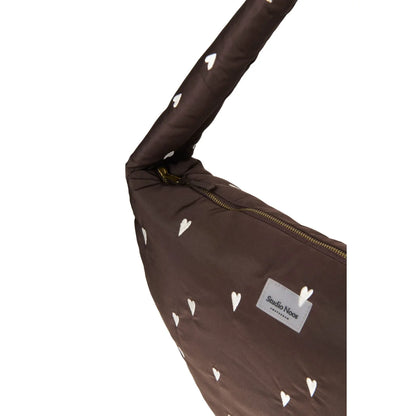 Braune gesteppte puffy crossbody tasche mit weißen herzstickereien und goldfarbenem reißverschluss ideal als geschenk