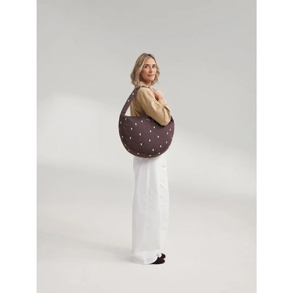 Braune puffy cross body bag mit weißen dreiecksmustern ideal für ökologische baby- & kinderprodukte geschenke