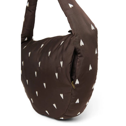 Braune puffy cross body bag mit weißen herzmustern und goldfarbenem reißverschluss für nachhaltige babykleidung schweiz